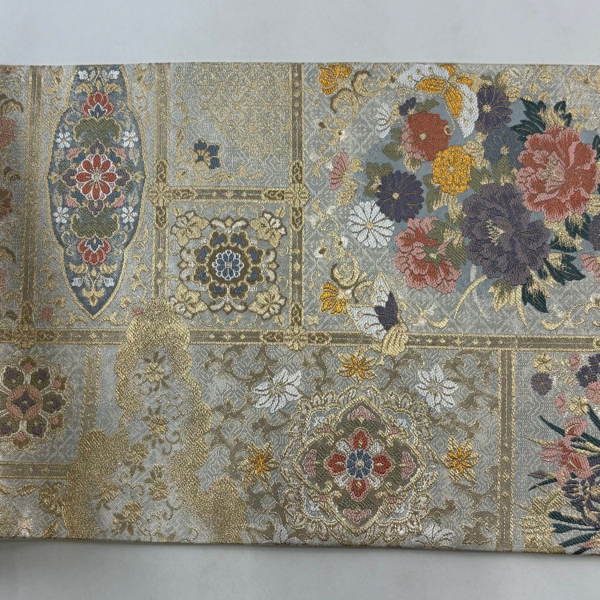 【美品】 袋帶 秀品級 草花紋紋 金金箔 灰白 六通 純蠶絲