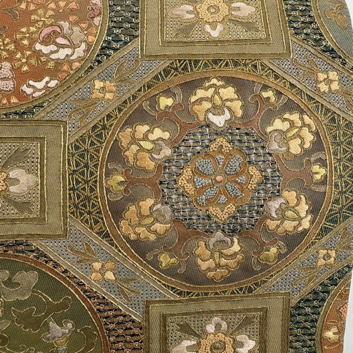 【美品】 袋帶 秀品級 雪輪 華紋 刺繡 金金箔 茶綠 純蠶絲 お太鼓柄