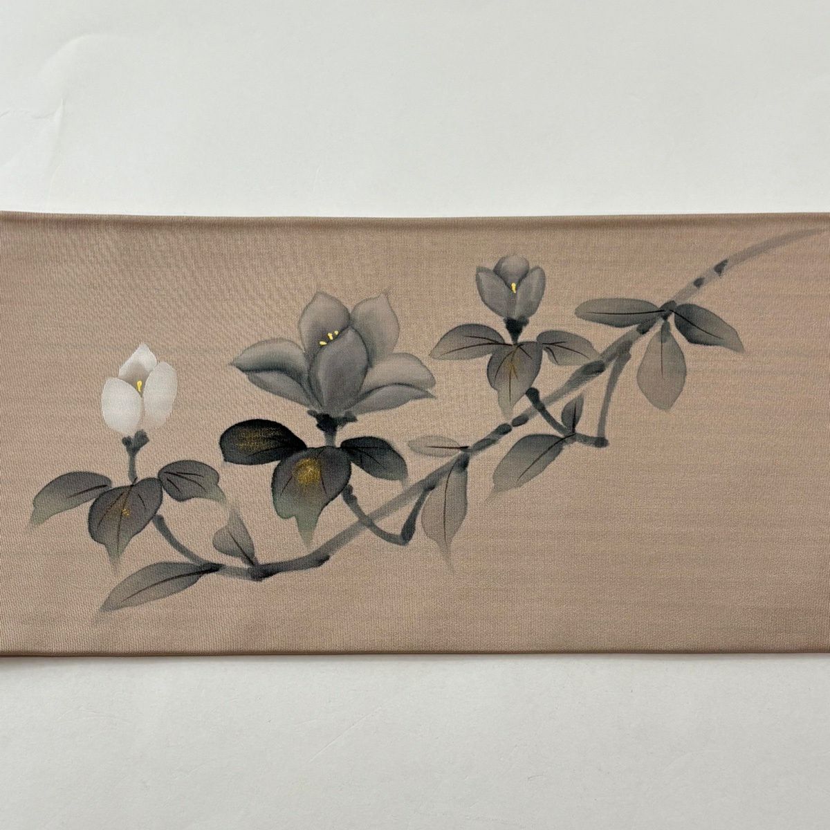 【美品】 名古屋帶 秀品級 附有落款 枝花 金彩裝飾 薄小豆 純蠶絲