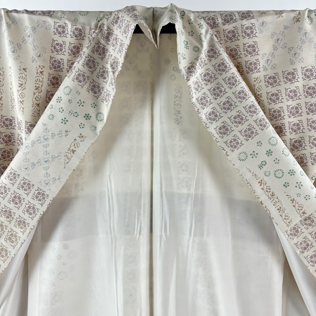 【美品】 小紋 身長161.5cm 袖長66.5cm M 雙層 牛首紬織織 地 落款あり 證書あり 草花紋紋 變化市松樹 淡奶油色 純蠶絲 逸品級
