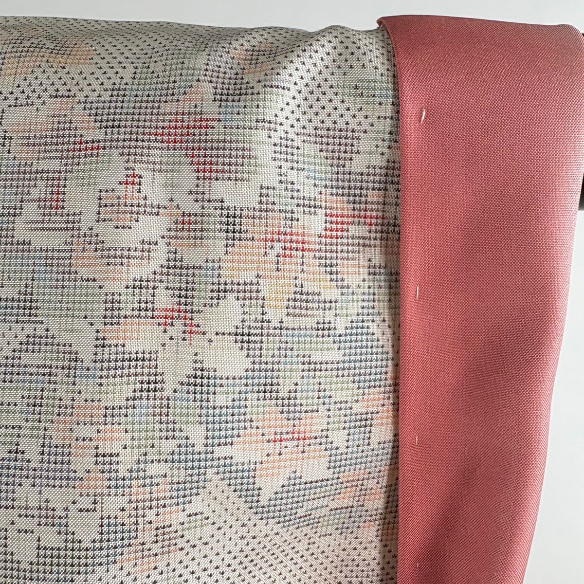【美品】 大島紬織 身長156cm 袖長65.5cm M 雙層 名匠たかし 證書附帶 草花紋紋 灰白 純蠶絲 逸品級