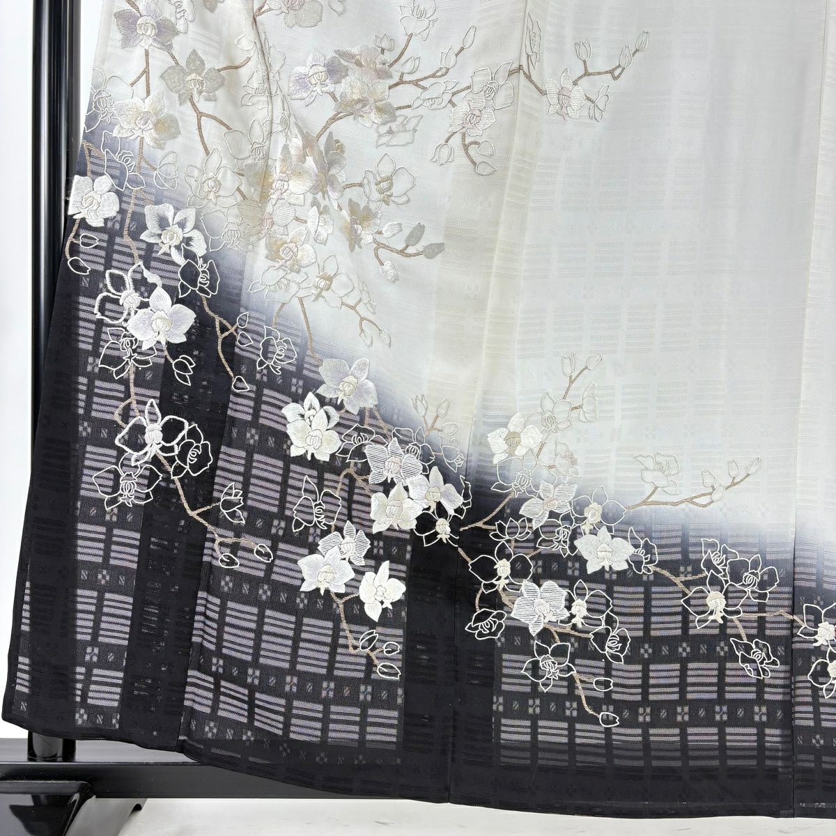 【美品】訪問服 身長160.5cm 袖長66cm M 薄物 枝花刺繡 染分 乳白色 純蠶絲 逸品級
