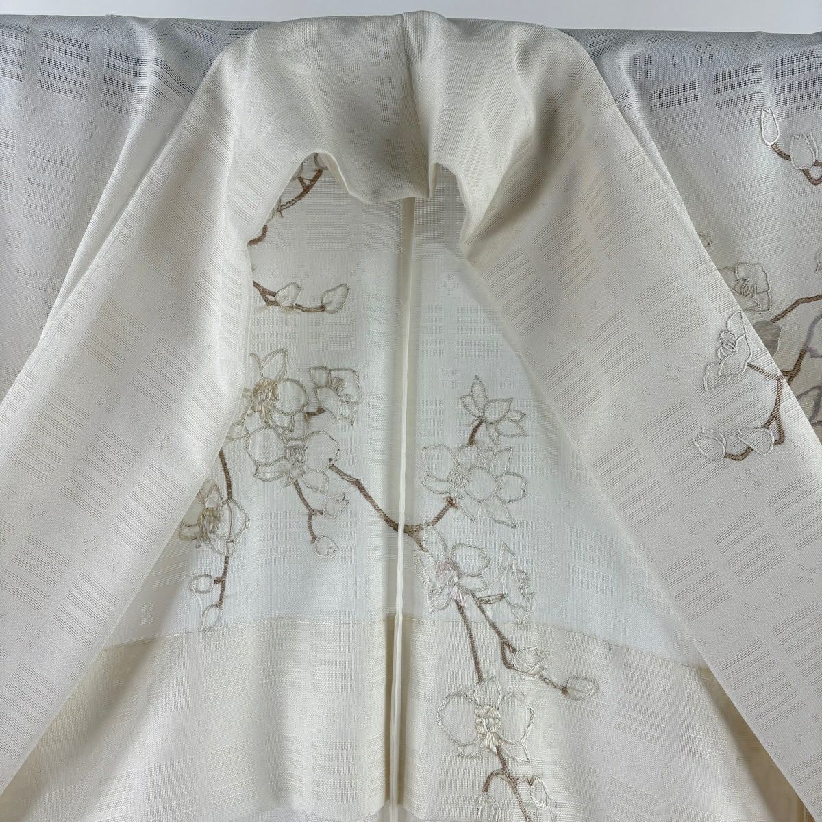 【美品】訪問服 身長160.5cm 袖長66cm M 薄物 枝花刺繡 染分 乳白色 純蠶絲 逸品級