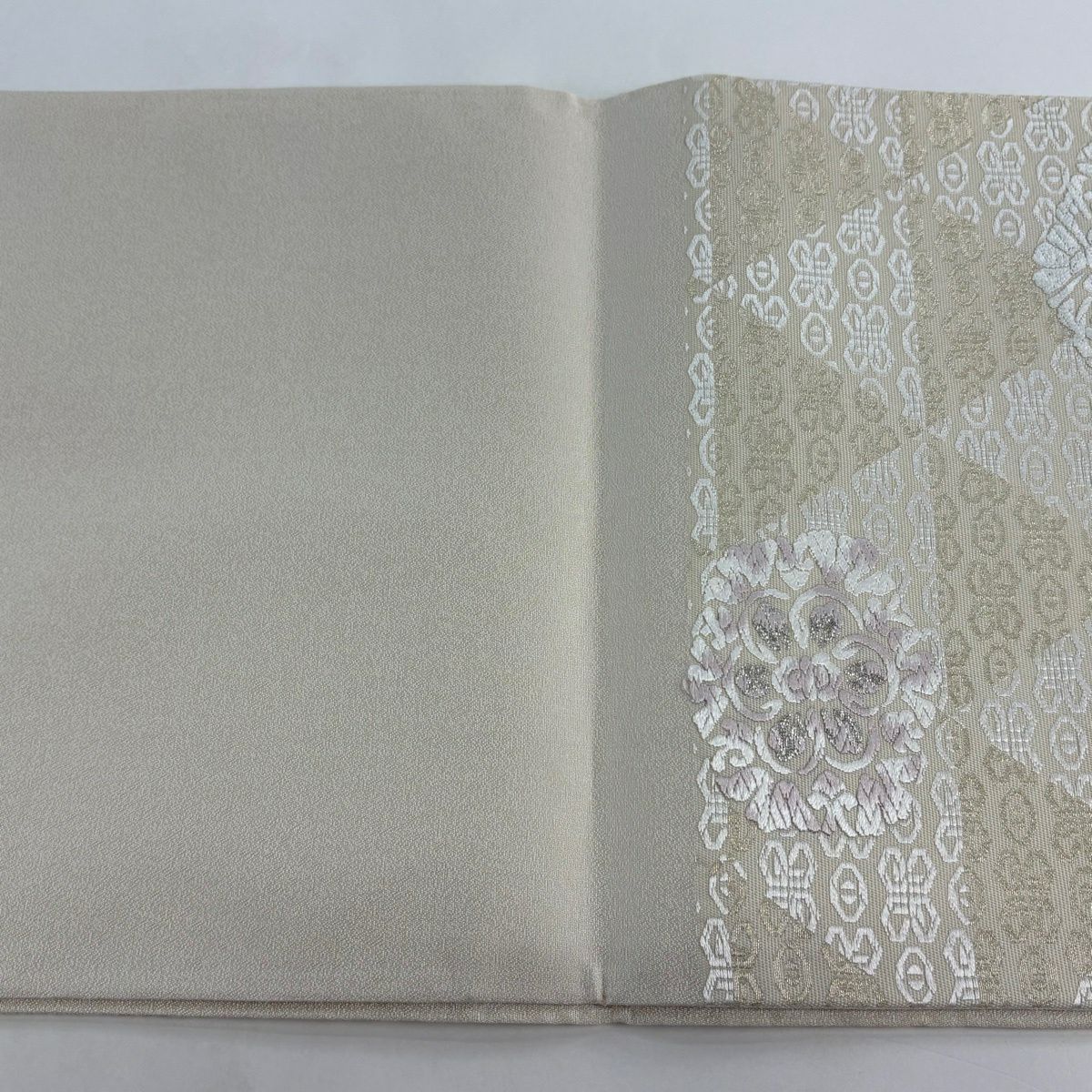 【美品】 袋帶 逸品級 華紋 鱗文 唐織 金銀絲 米色 六通 純蠶絲