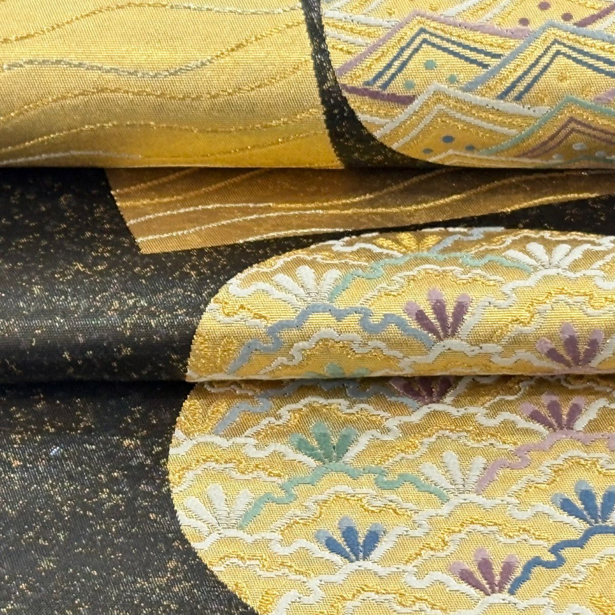 【美品】 袋帶 逸品級 長嶋成織物 落款あり 瀞金錦 草花紋紋 よろけ縞 刺繡 本金金箔 黑灰 お太鼓柄 純蠶絲