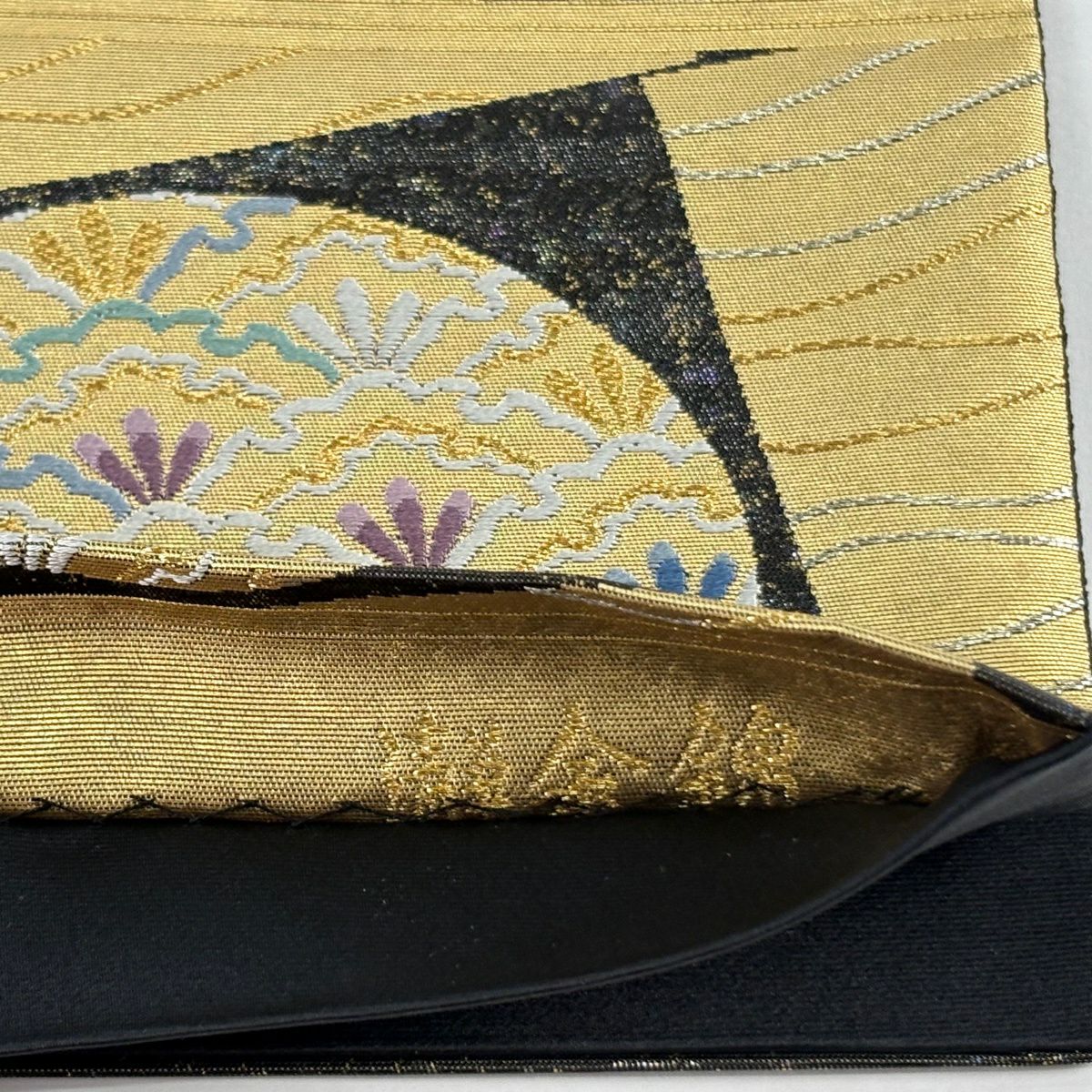 【美品】 袋帶 逸品級 長嶋成織物 落款あり 瀞金錦 草花紋紋 よろけ縞 刺繡 本金金箔 黑灰 お太鼓柄 純蠶絲