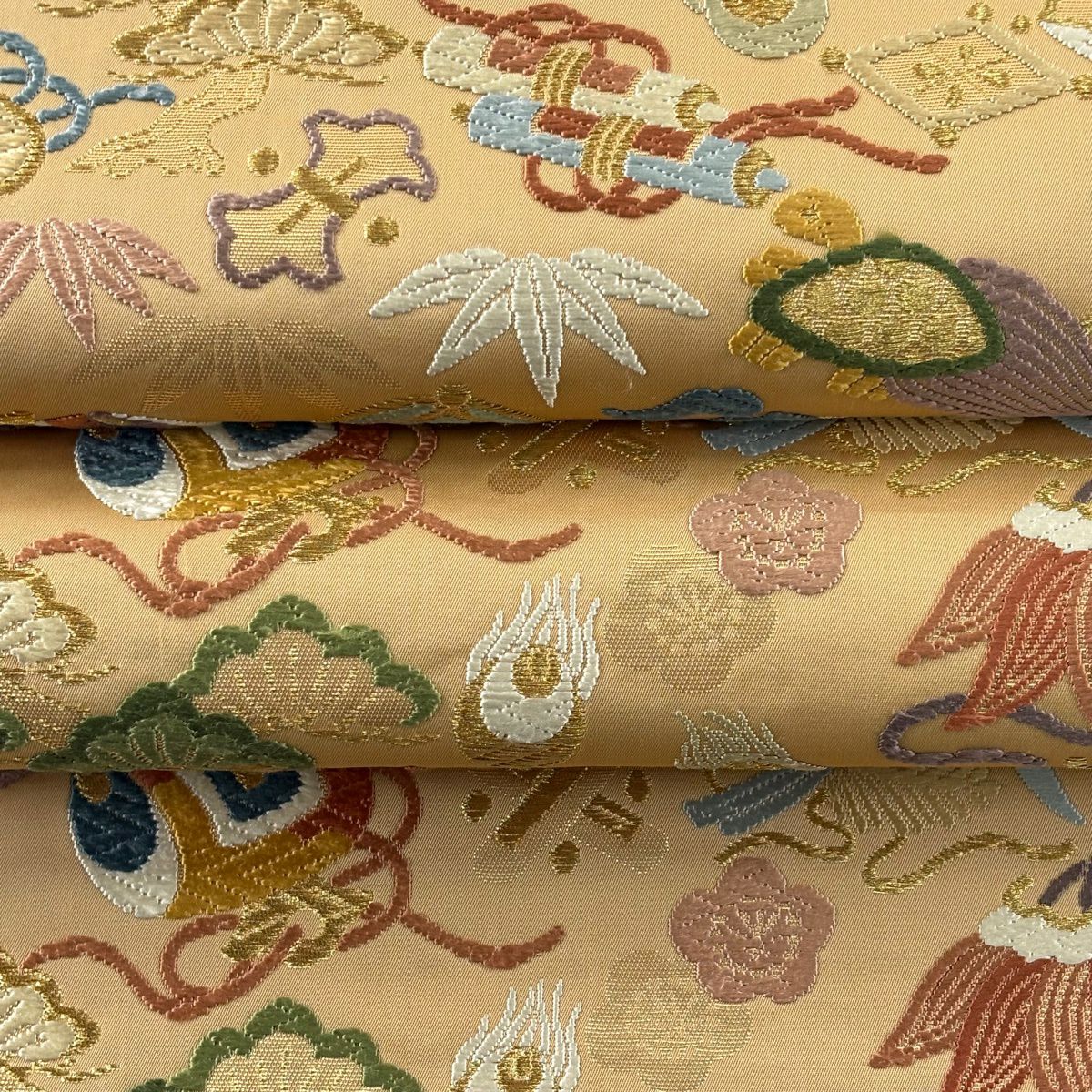 【美品】 袋帶 逸品級 寶盡くし 松樹竹子梅花 唐織 金絲 淡黃土色 六通 純蠶絲