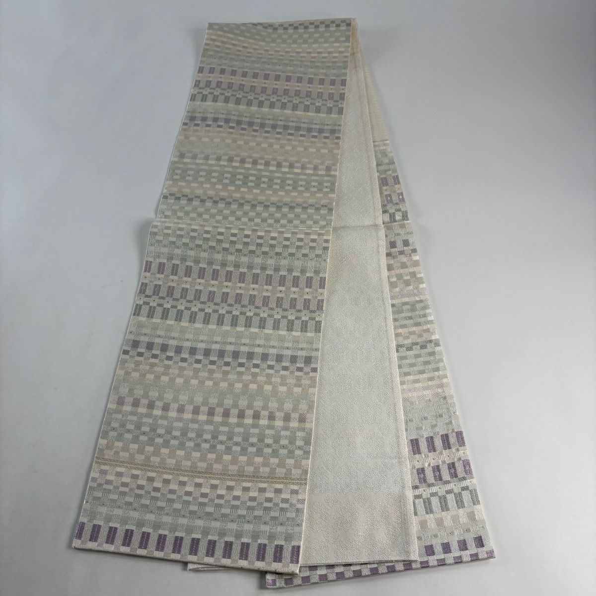 【美品】袋帶 逸品級 落款 金唐草紋 格子 幾何學圖案 金金箔 金絲 銀色 六通 純蠶絲