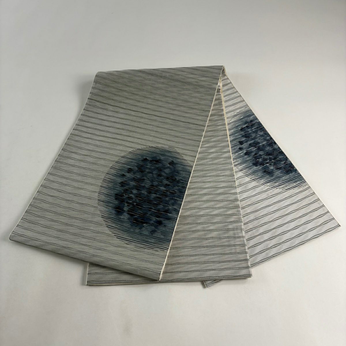 【美品】 袋帶 逸品級 佐藤昭人 證書附 博多織 灰汁發酵健本藍染 藍香彩 よろけ縞 圓文 金金箔 灰色 大鼓圖案 純蠶絲