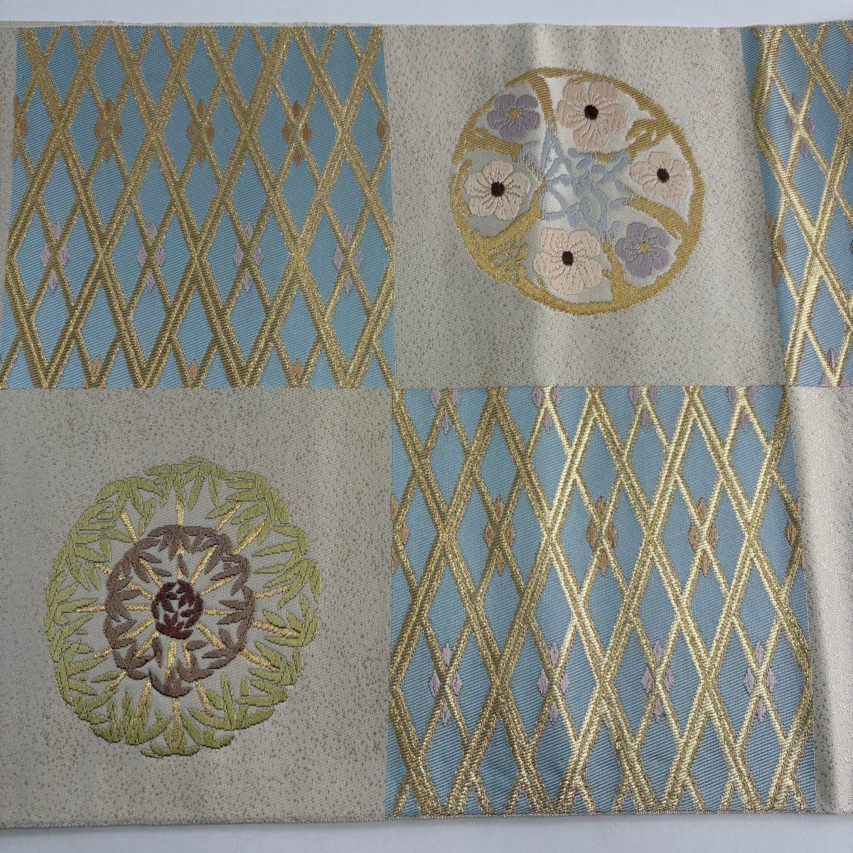 袋帶 逸品級 北出與三郎 落款あり 本袋 松樹竹子梅花 宮殿吉祥文樣 金絲 刺繡 米色 六通 純蠶絲