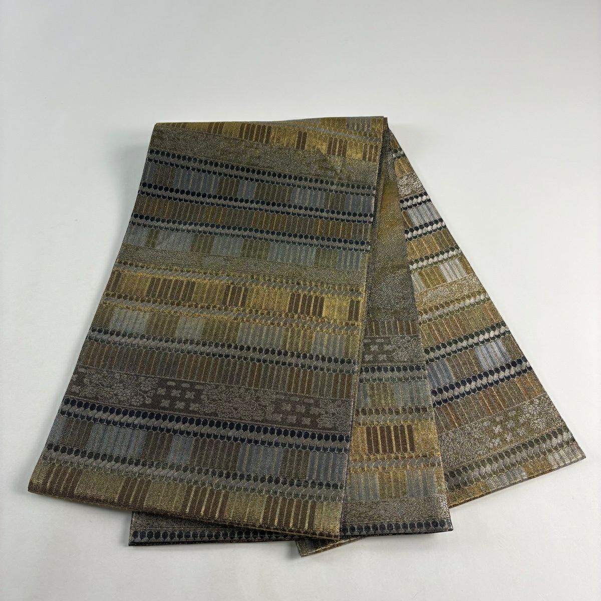 【美品】 袋帶 逸品級 佐波理 落款 佐波理綴 甲冑定 草花紋紋 金銀彩 金茶色 お太鼓柄 純蠶絲