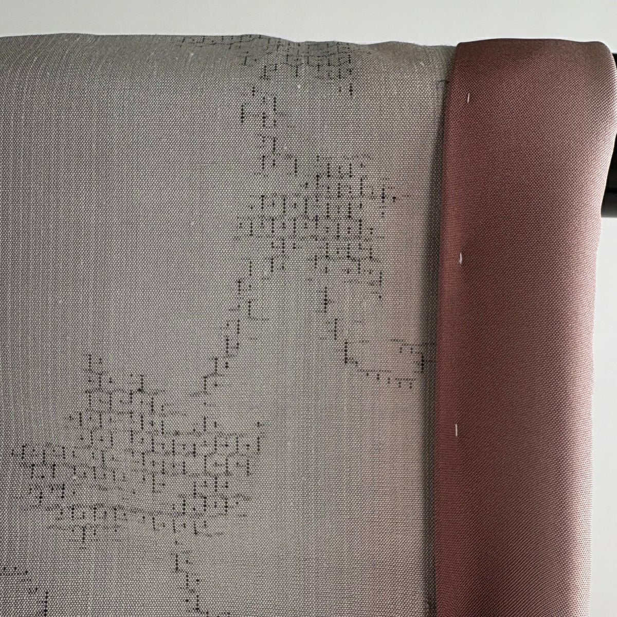 【美品】結城紬織 身長154.5cm 袖長64cm M 雙層 はたおり娘 やまと 證書あり 葉紋 剪影 灰紫 純蠶絲 逸品級