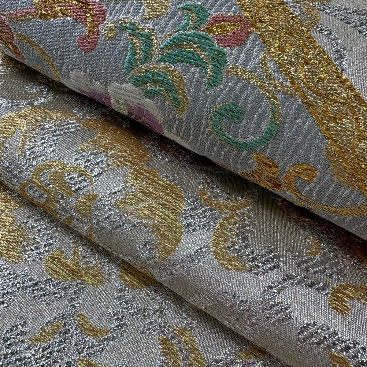 【美品】 袋帶 逸品級 じゅらく 落款あり 帝王紫 花唐草紋 金金箔 米色 六通 純蠶絲