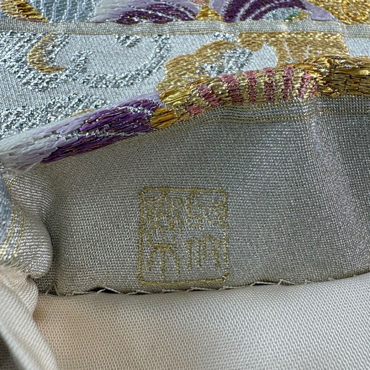 【美品】 袋帶 逸品級 じゅらく 落款あり 帝王紫 花唐草紋 金金箔 米色 六通 純蠶絲