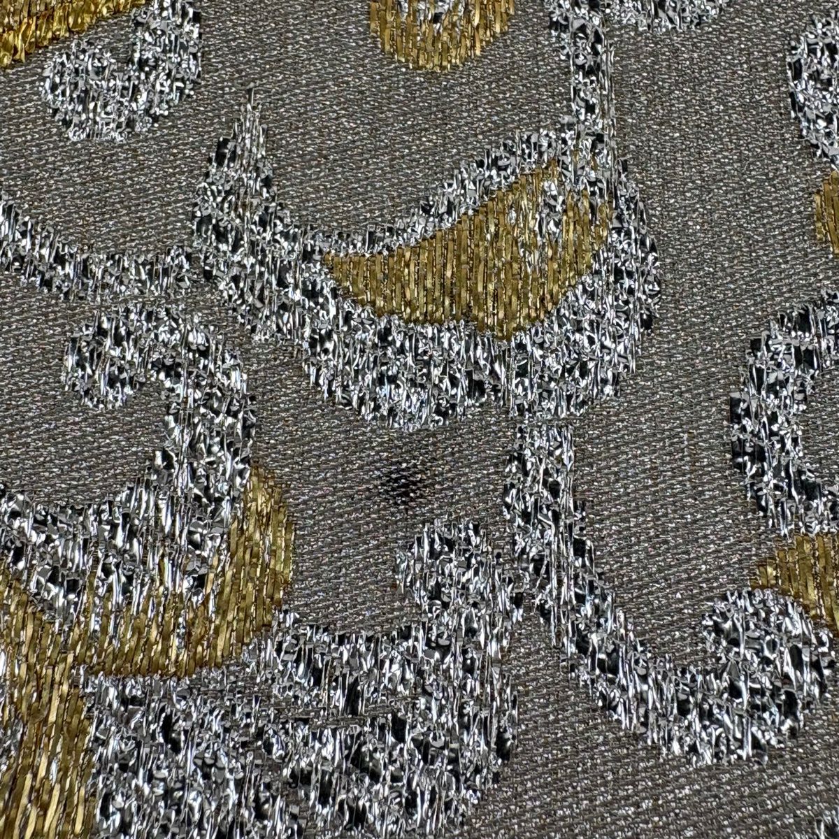【美品】 袋帶 逸品級 じゅらく 落款あり 帝王紫 花唐草紋 金金箔 米色 六通 純蠶絲