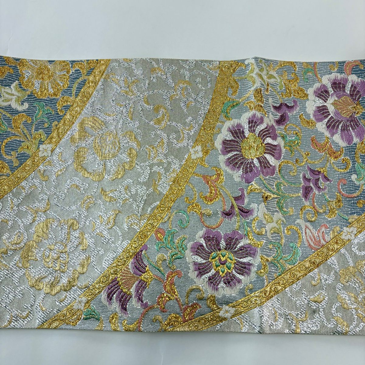 【美品】 袋帶 逸品級 じゅらく 落款あり 帝王紫 花唐草紋 金金箔 米色 六通 純蠶絲