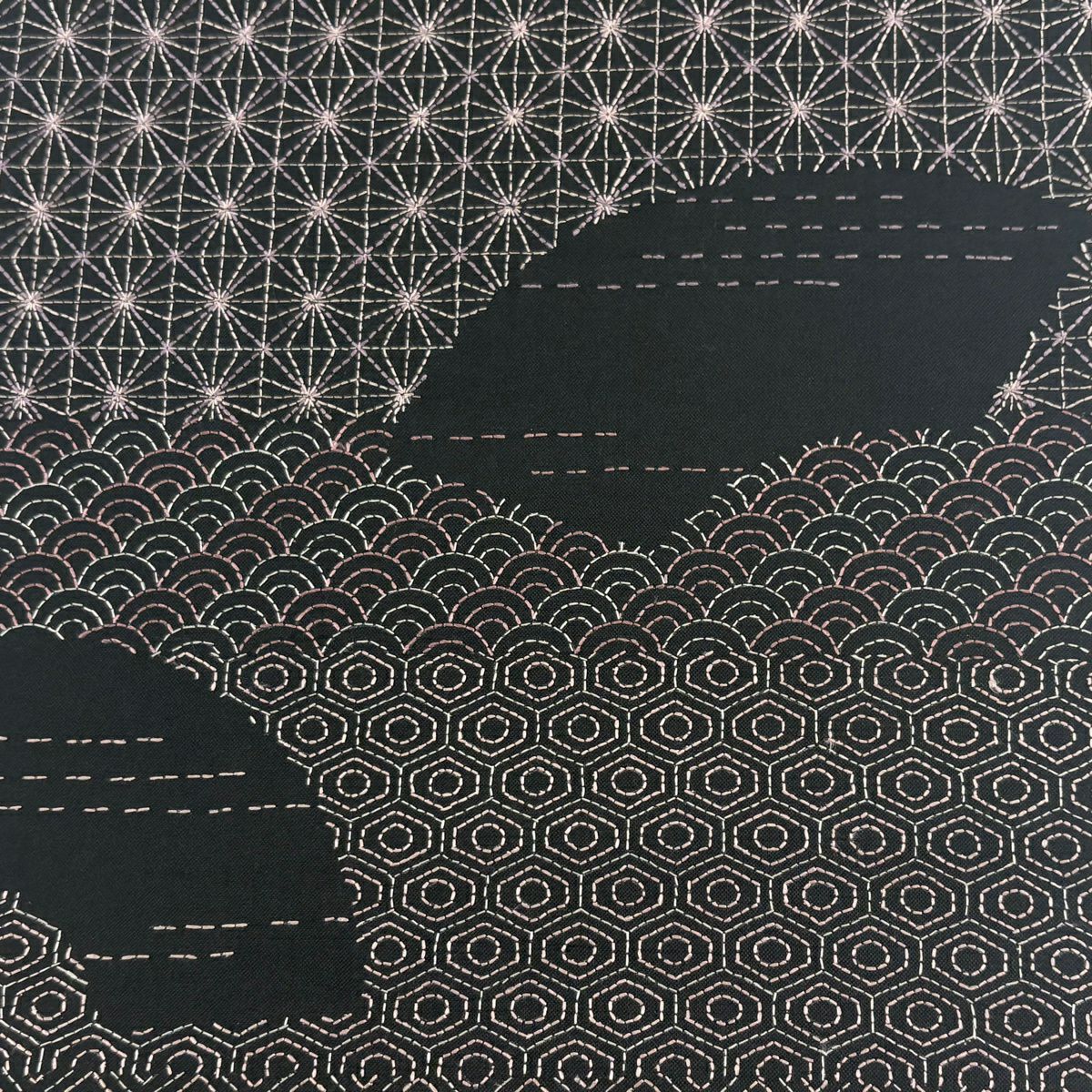 【美品】 袋帶 逸品級 ますいわ屋 紬織織 扇子面 有職紋樣 刺繡 墨 黑色 お太鼓柄 純蠶絲