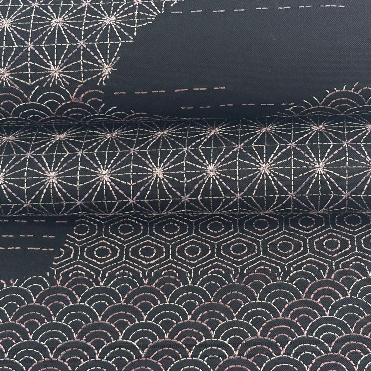 【美品】 袋帶 逸品級 ますいわ屋 紬織織 扇子面 有職紋樣 刺繡 墨 黑色 お太鼓柄 純蠶絲