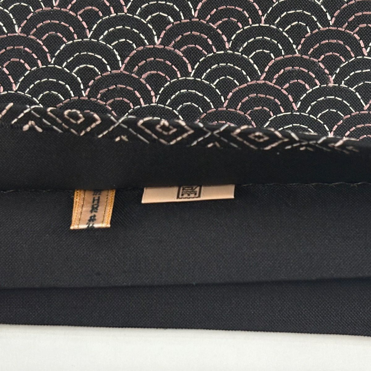 【美品】 袋帶 逸品級 ますいわ屋 紬織織 扇子面 有職紋樣 刺繡 墨 黑色 お太鼓柄 純蠶絲