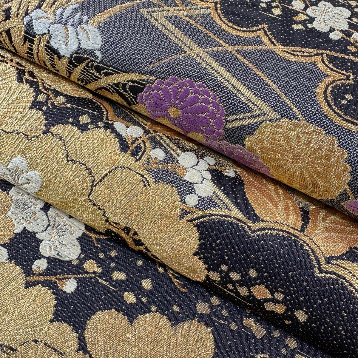 【美品】 袋帶 逸品級 帝王紫 落款あり じゅらく 菊花 松樹秋草蒔絵文 刺繡 金糸 墨色 お太鼓柄 純蠶絲