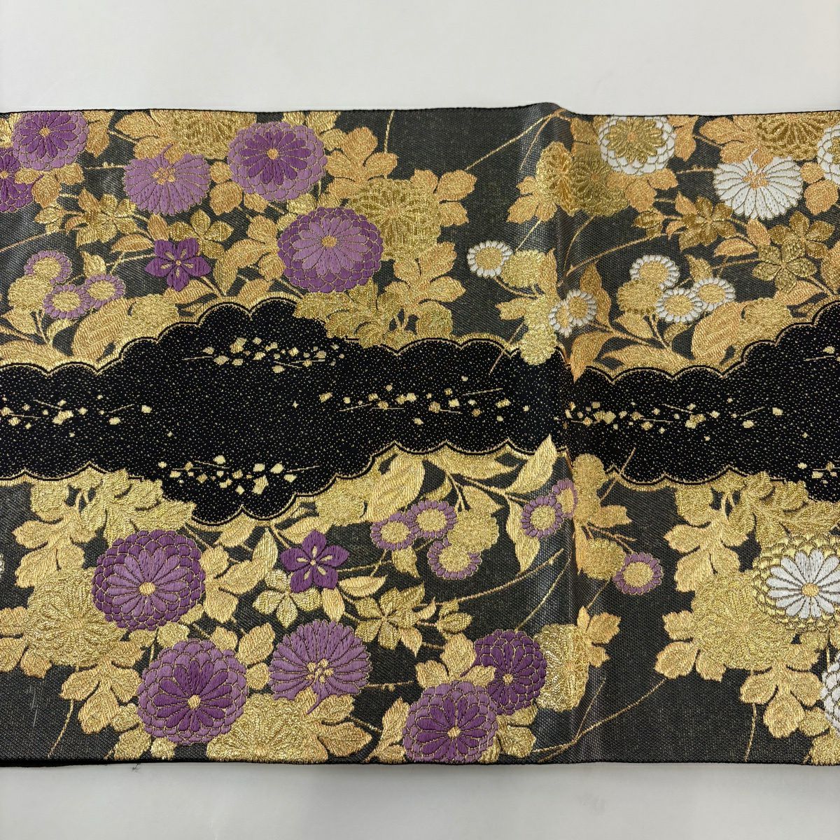 【美品】 袋帶 逸品級 帝王紫 落款あり じゅらく 菊花 松樹秋草蒔絵文 刺繡 金糸 墨色 お太鼓柄 純蠶絲