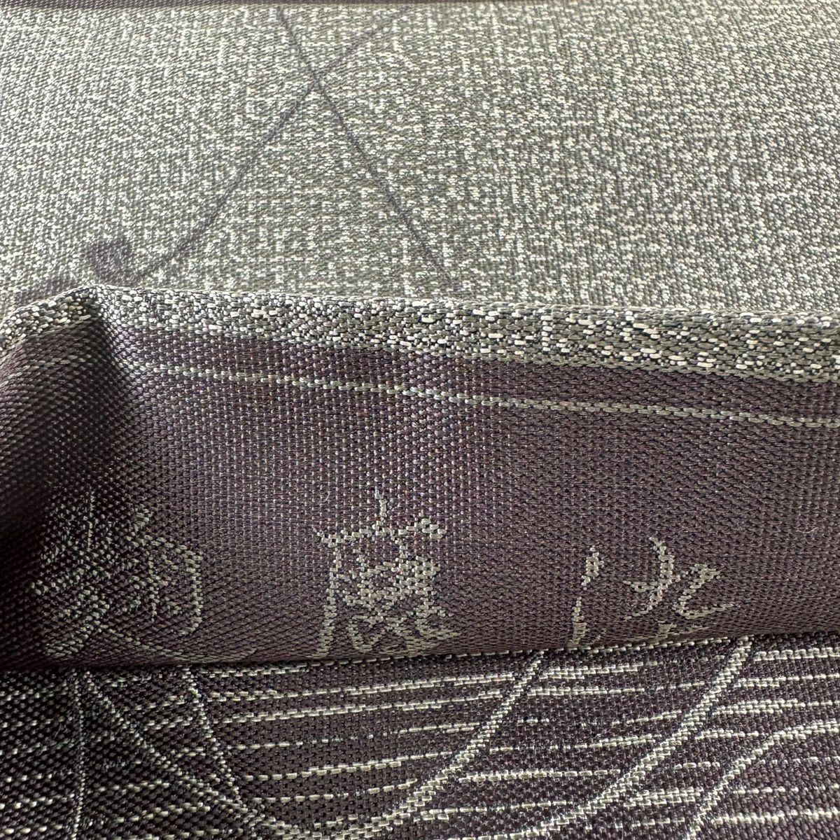 【美品】 袋帶 逸品級 となみ織物 落款 花唐草紋 鱗 金絲 焦茶 六通 純蠶絲