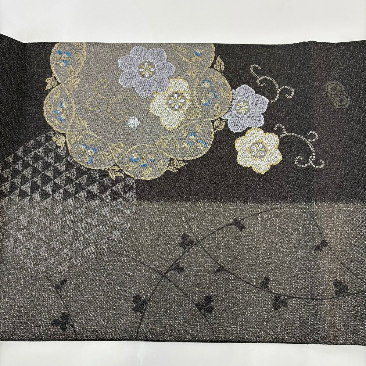 【美品】 袋帶 逸品級 となみ織物 落款 花唐草紋 鱗 金絲 焦茶 六通 純蠶絲