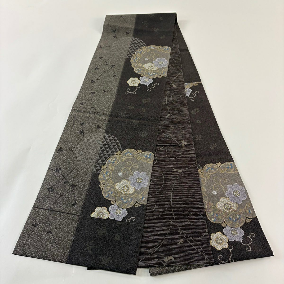 【美品】 袋帶 逸品級 となみ織物 落款 花唐草紋 鱗 金絲 焦茶 六通 純蠶絲