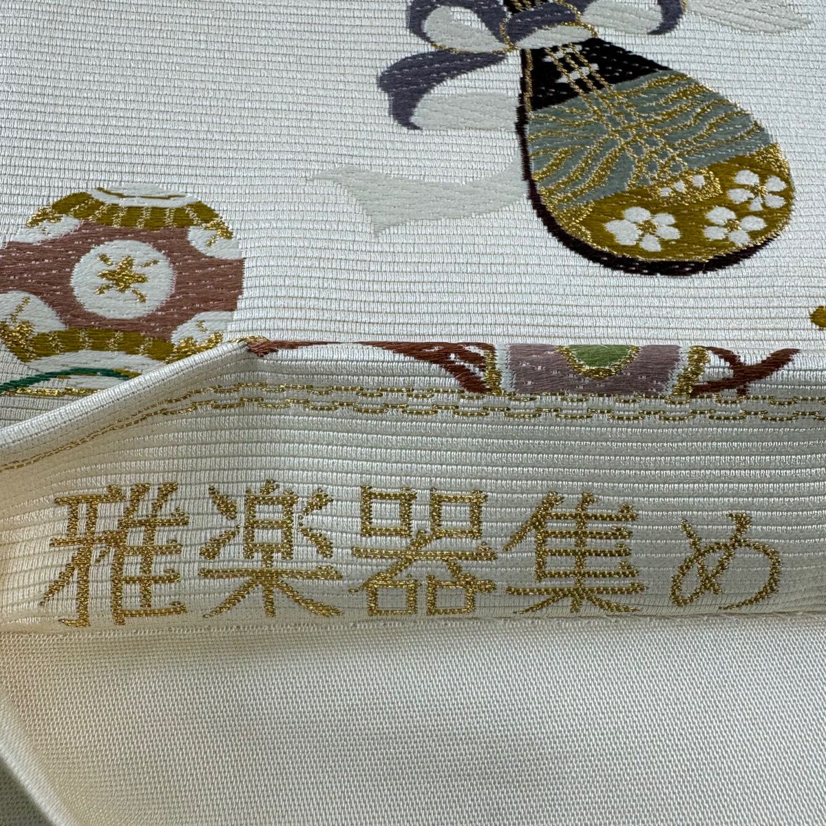 【美品】 袋帶 逸品級 和樂器 刺繡 金絲 米色 六通 純蠶絲