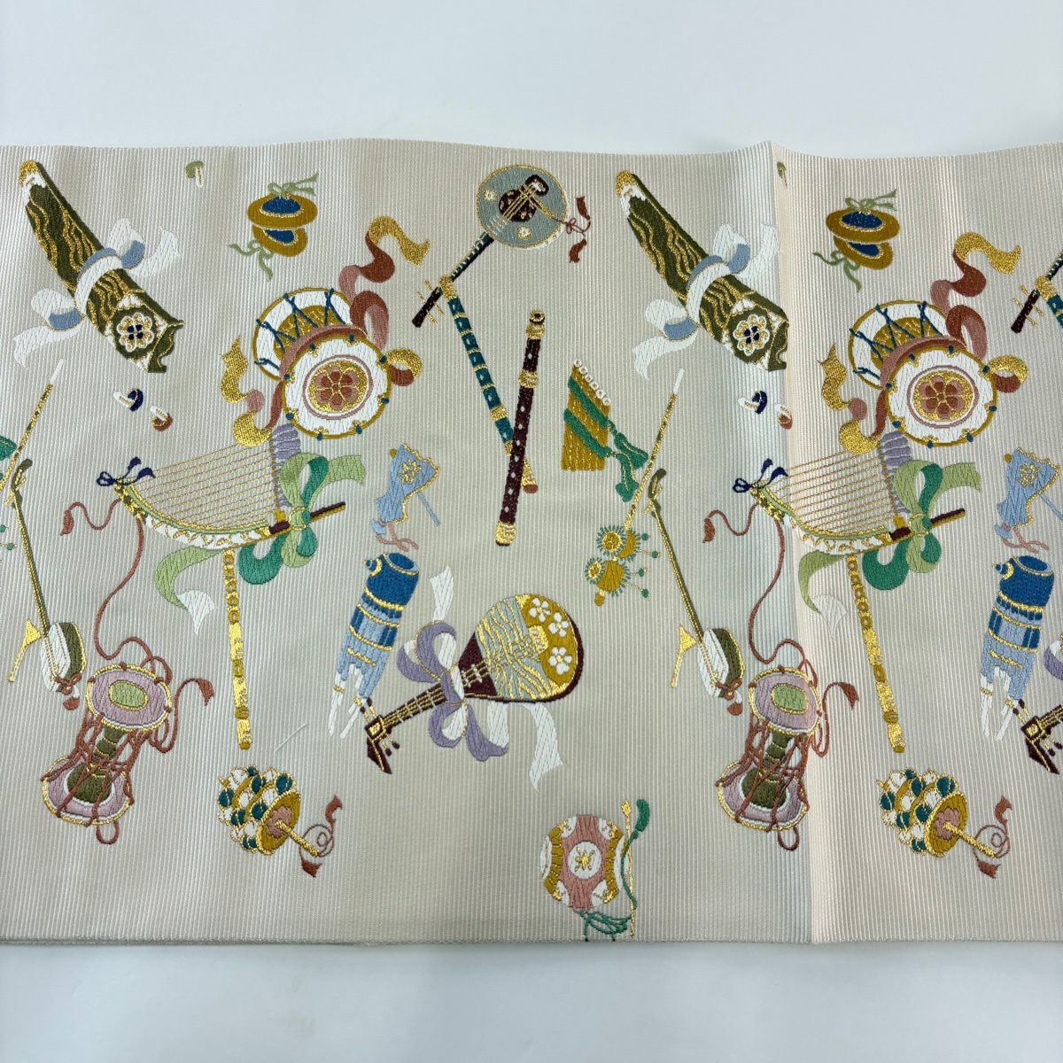 【美品】 袋帶 逸品級 和樂器 刺繡 金絲 米色 六通 純蠶絲