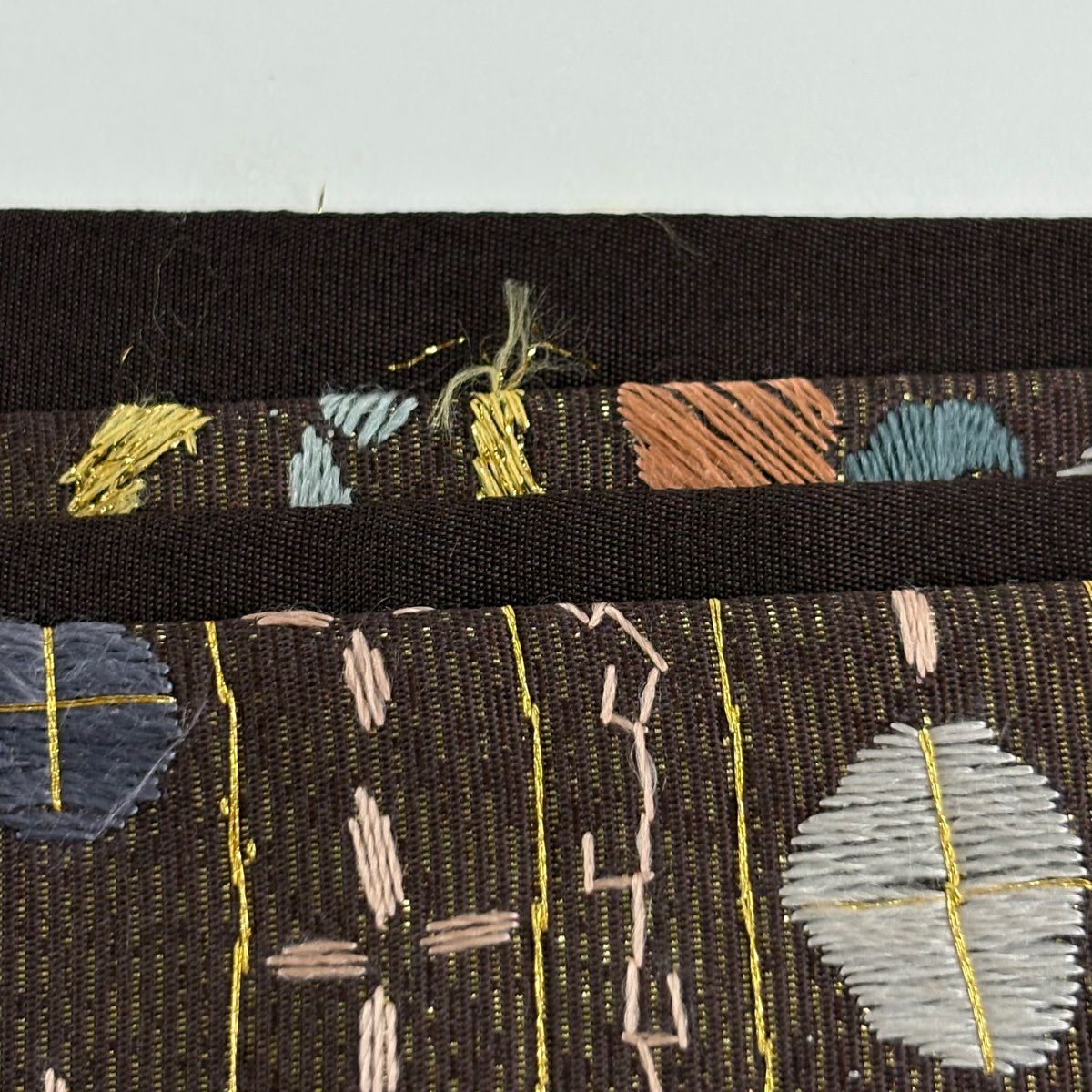 【美品】 袋帶 逸品級 草花紋紋 花菱 金糸刺繡 茶 六通 純蠶絲