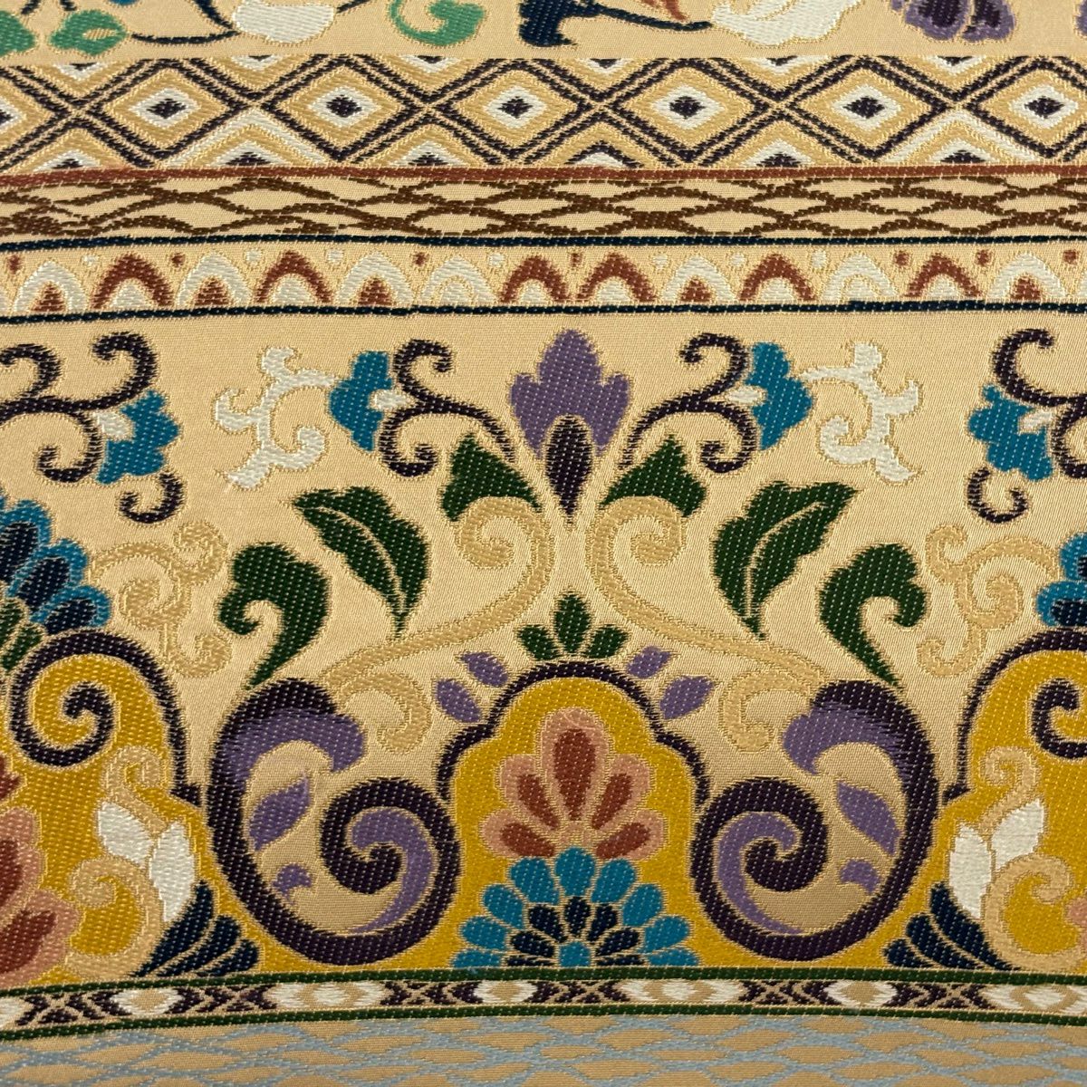 【美品】 袋帶 逸品級 白綾苑大庭 落款 花唐草紋 橫段 金金箔 淺茶 六通 純蠶絲