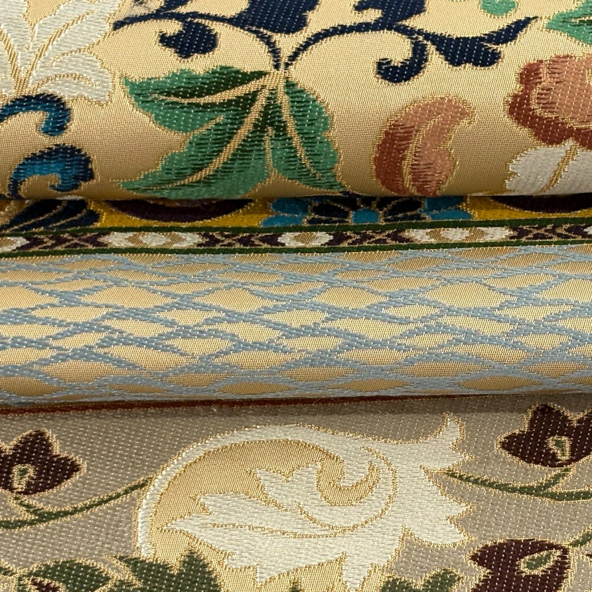 【美品】 袋帶 逸品級 白綾苑大庭 落款 花唐草紋 橫段 金金箔 淺茶 六通 純蠶絲
