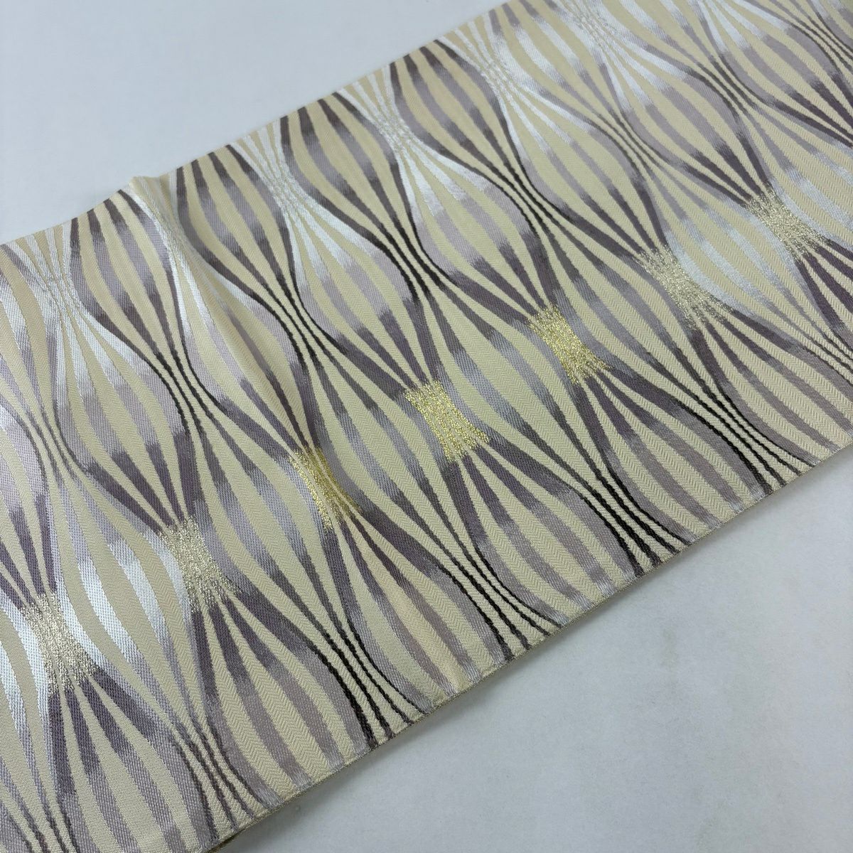 【美品】 袋帶 秀品級 關西仕立 優雅彩麗文 よろけ縞 幾何學圖案 金銀彩 奶油色 六通 純蠶絲