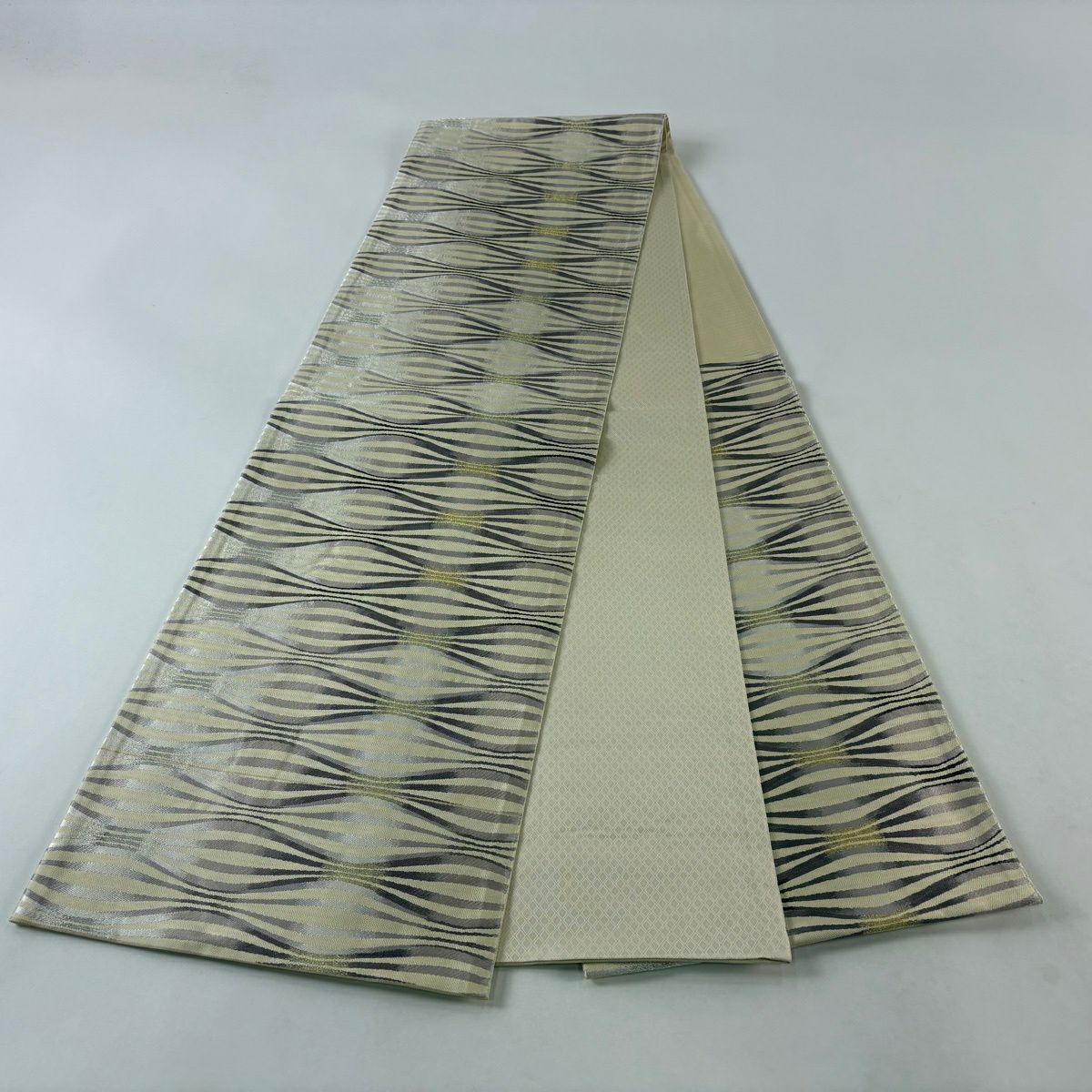 【美品】 袋帶 秀品級 關西仕立 優雅彩麗文 よろけ縞 幾何學圖案 金銀彩 奶油色 六通 純蠶絲