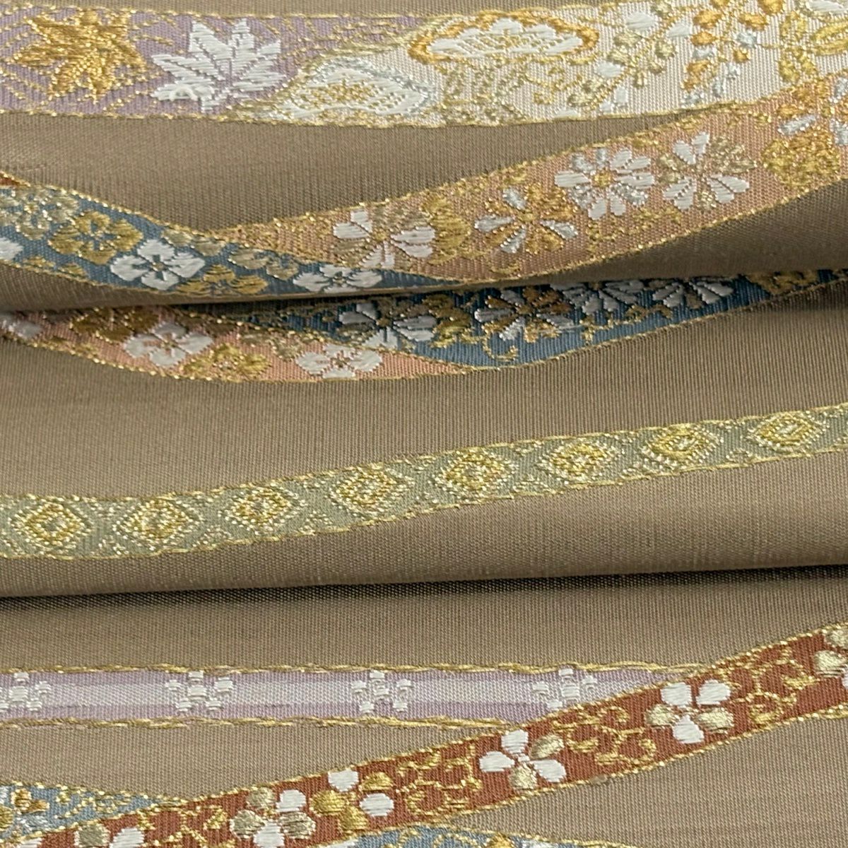 袋帶 逸品級 河村織物 落款 花丸紋 熨斗紋 金銀彩 刺繡 淺茶 純蠶絲