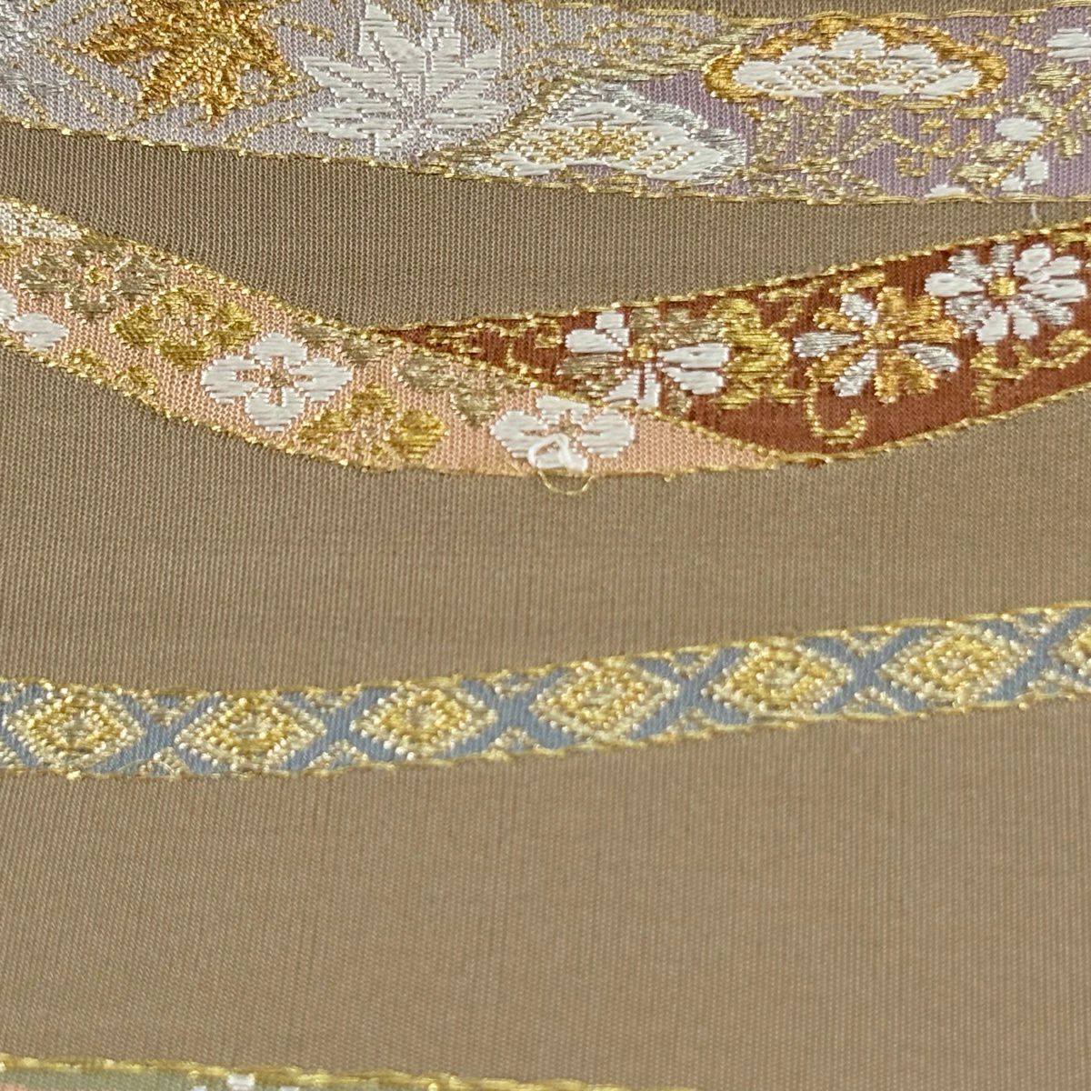 袋帶 逸品級 河村織物 落款 花丸紋 熨斗紋 金銀彩 刺繡 淺茶 純蠶絲