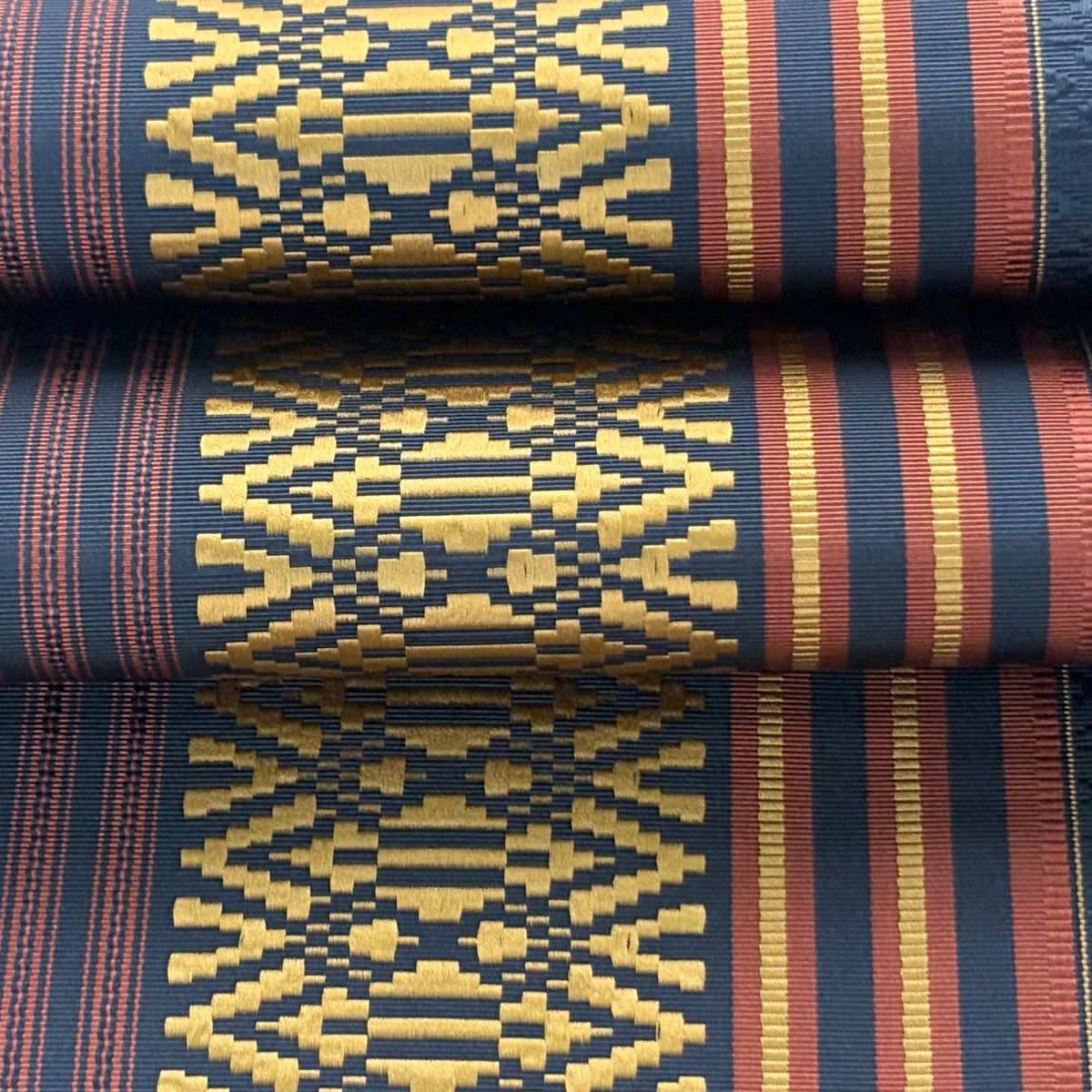 【美品】 名古屋帶 逸品級 證書齊全 八寸名古屋帶 松樹葉仕立 博多織 縞 幾何學圖案 深藍 純蠶絲