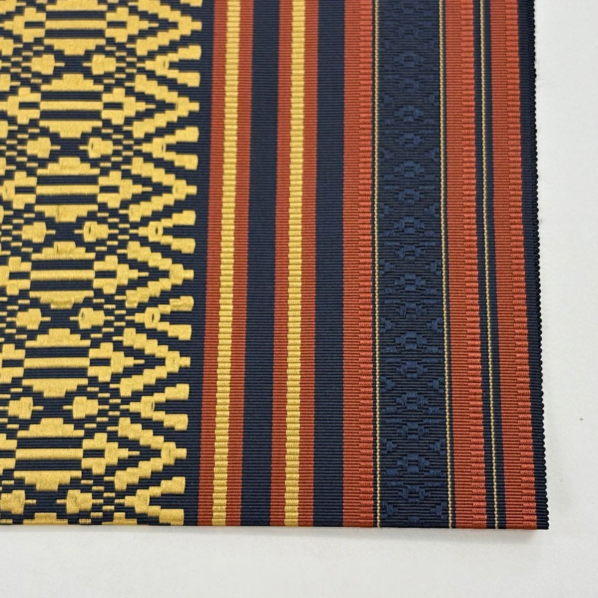 【美品】 名古屋帶 逸品級 證書齊全 八寸名古屋帶 松樹葉仕立 博多織 縞 幾何學圖案 深藍 純蠶絲
