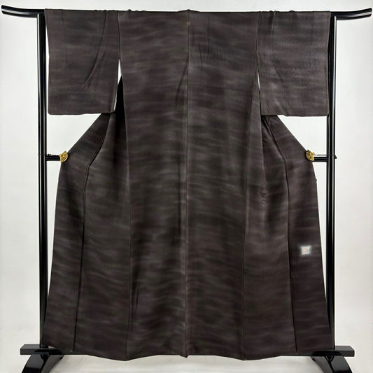 【美品】 小紋 身長159cm 袖長64cm M 雙層 落款あり 霞 地紋 漸層 焦茶 純蠶絲 名品級 一つ紋