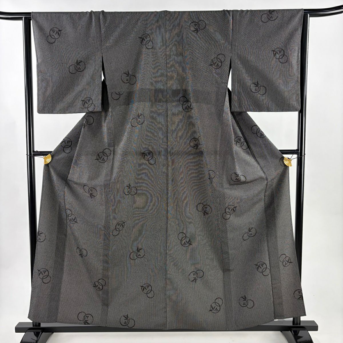 【美品】 塩澤紬織 身長159.5cm 袖長64.5cm M 單層 塩澤紬織 塩澤物語 證書あり 葉與實 縱條 黑灰 純蠶絲 逸品級