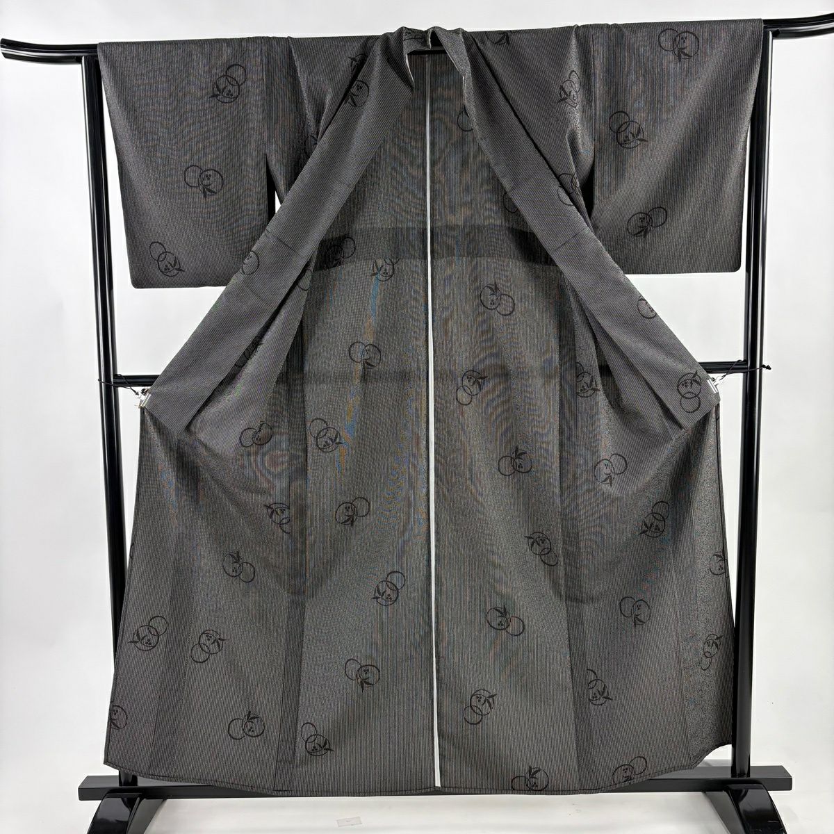 【美品】 塩澤紬織 身長159.5cm 袖長64.5cm M 單層 塩澤紬織 塩澤物語 證書あり 葉與實 縱條 黑灰 純蠶絲 逸品級