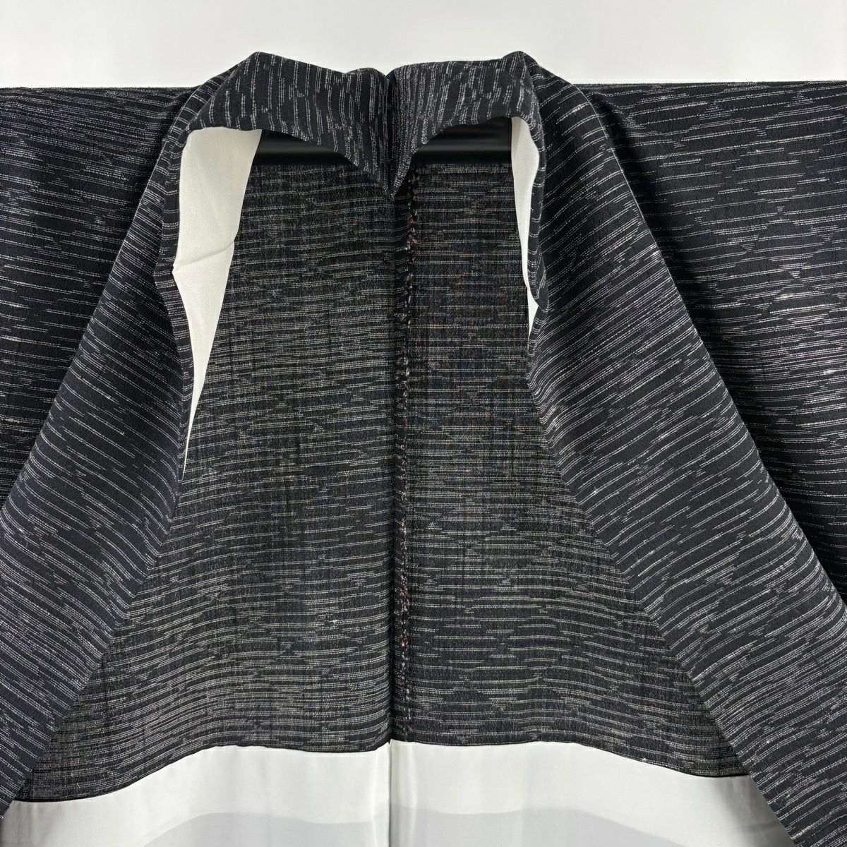 【美品】紬織 身長173cm 袖長68.5cm L 薄物 結城紬織地 はたおり娘 やまと 證書あり 縞 菱 黑 純蠶絲 逸品級