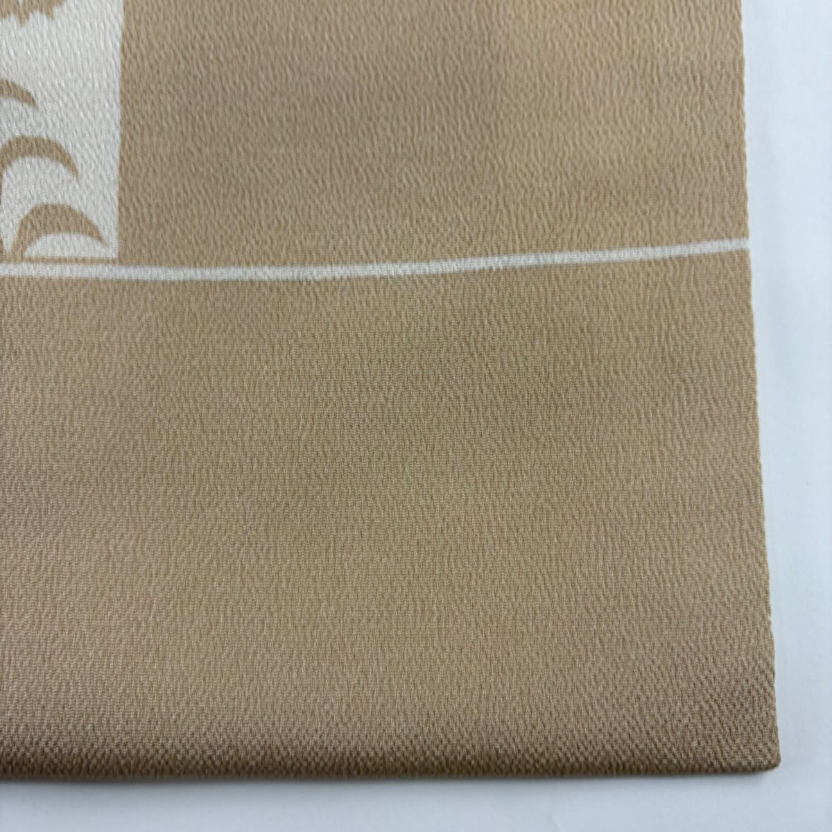 【美品】 名古屋帶 逸品級 栗山吉三郎 落款あり 和染紅型 華紋 草花紋紋 絞織 米色 純蠶絲