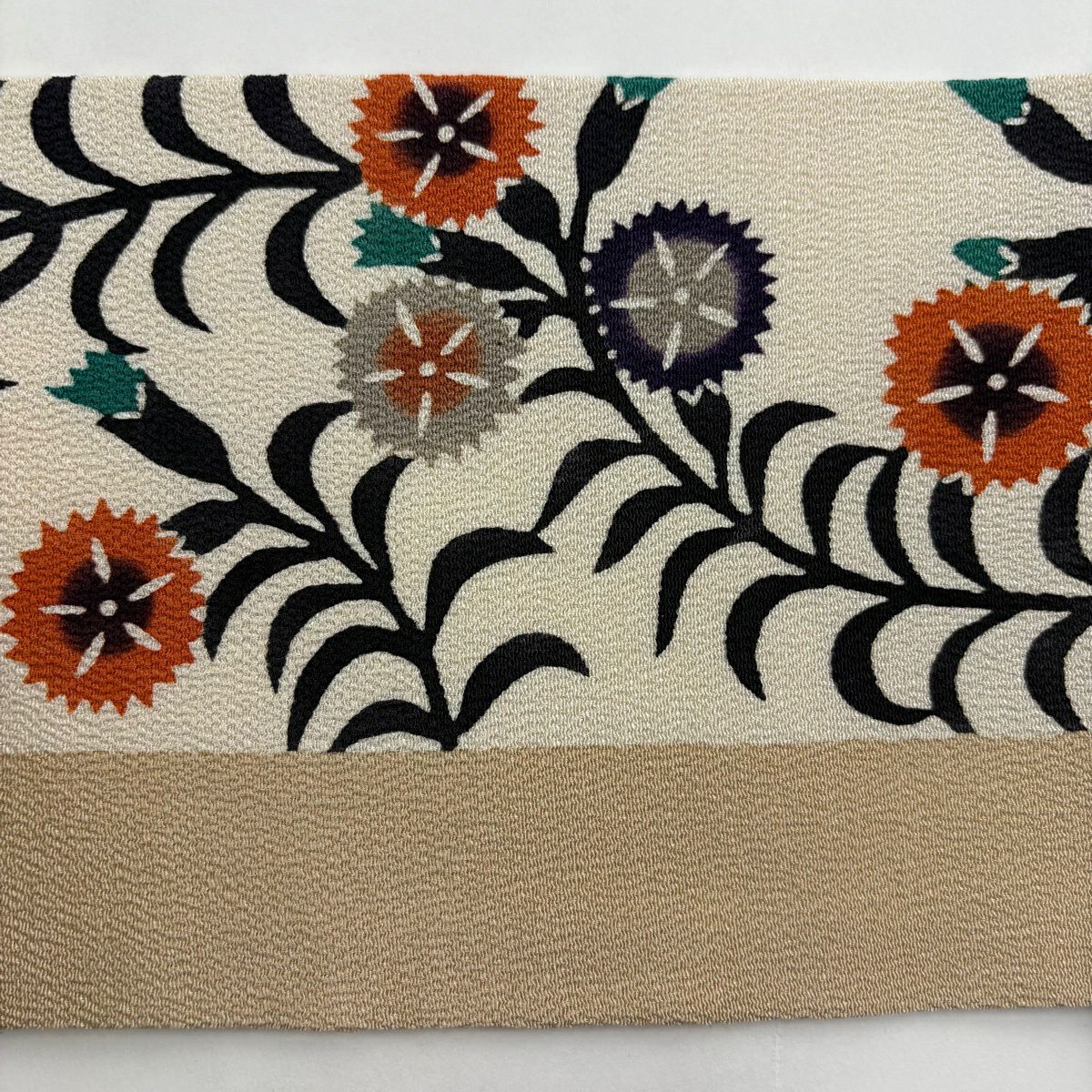 【美品】 名古屋帶 逸品級 栗山吉三郎 落款あり 和染紅型 華紋 草花紋紋 絞織 米色 純蠶絲