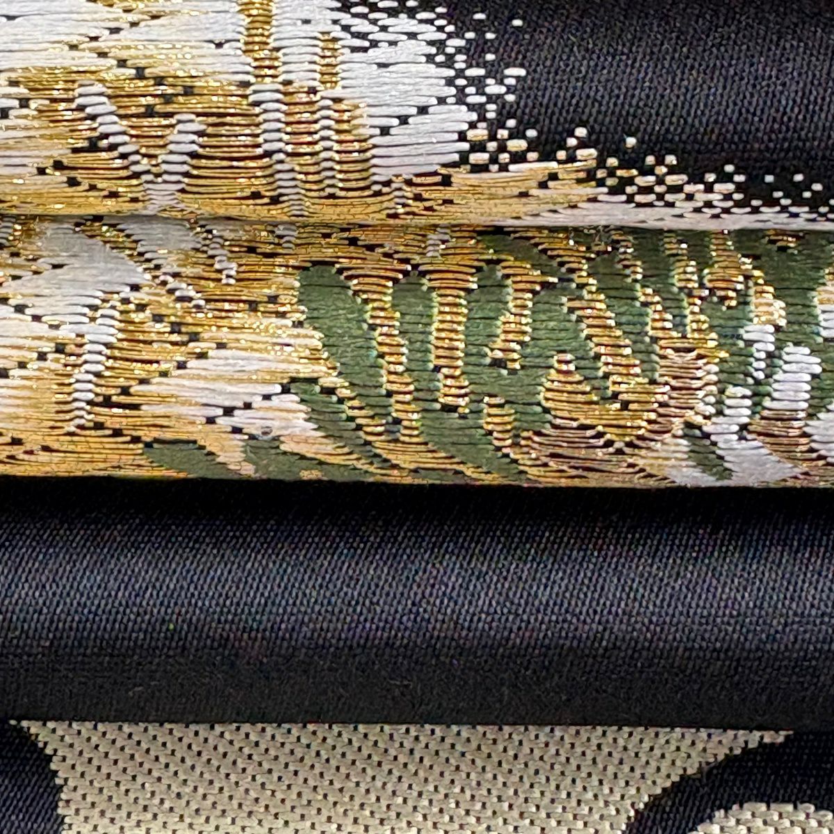 【美品】 袋帶 逸品級 上野為二 落款 松樹 唐織 金絲 黑 お太鼓圖案 純蠶絲