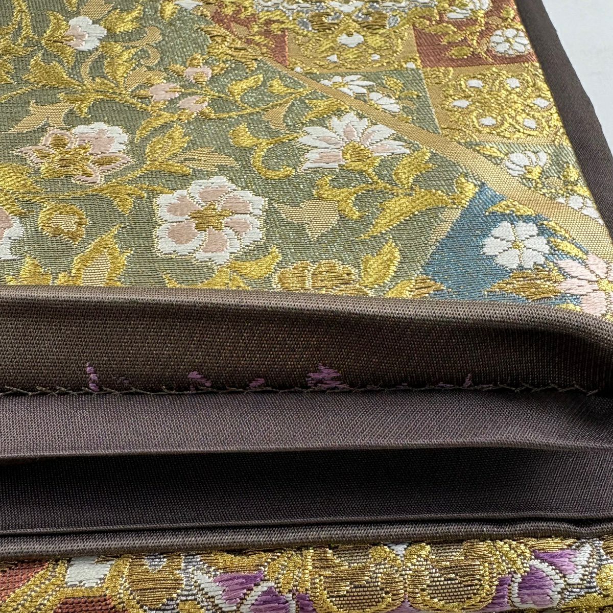 【美品】 袋帶 逸品級 じゅらく 落款あり 帝王紫 華紋 花唐草紋 金糸 金茶 お太鼓柄 純蠶絲