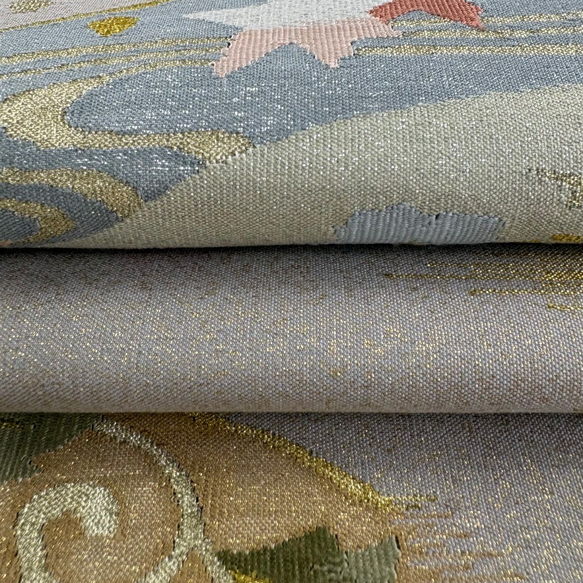 【美品】 袋帶 逸品級 草花紋紋 流水 金銀彩 灰色 お太鼓柄 純蠶絲