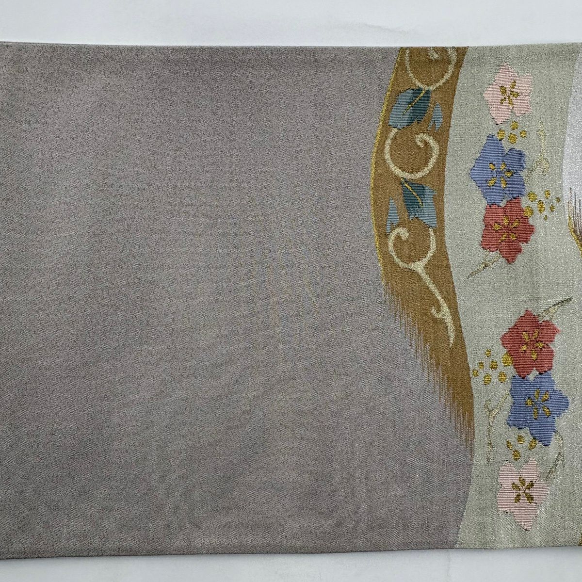 【美品】 袋帶 逸品級 草花紋紋 流水 金銀彩 灰色 お太鼓柄 純蠶絲