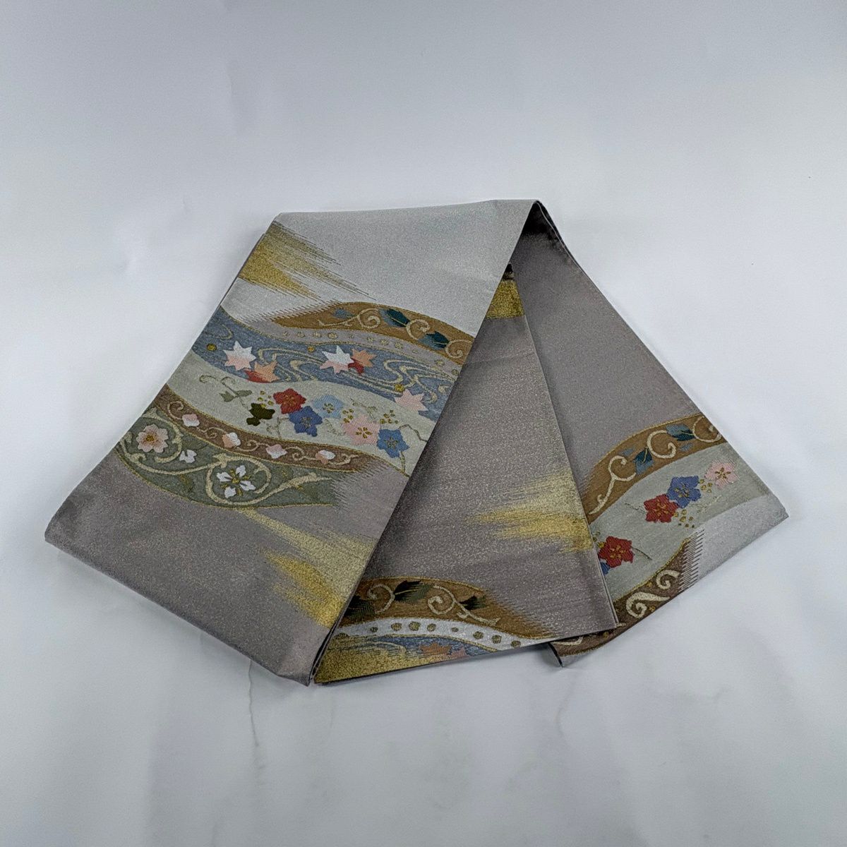 【美品】 袋帶 逸品級 草花紋紋 流水 金銀彩 灰色 お太鼓柄 純蠶絲